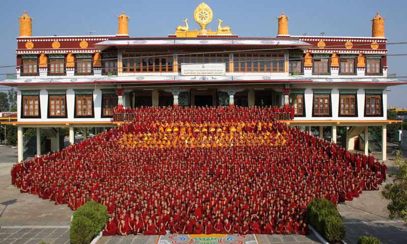 Tu viện có khuôn viên rộng lớn và các công trình kiến ​​trúc độc đáo thể hiện nền văn hóa đáng tự hào của người dân địa phương Tây Tạng.